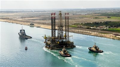 قناة السويس تشهد عبور حفار مقطور (صور) 