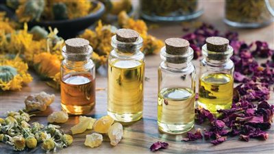 فوائد الزيوت العطرية للبشرة، وأفضل أنواعها وطرق استخدامها