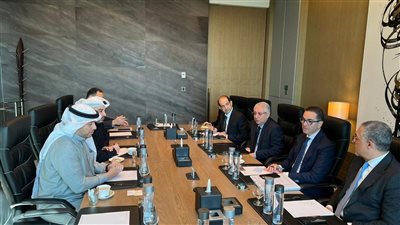 وزير الاستثمار يلتقي وفد مجموعة عارف الاستثمارية الكويتية لتعزيز التعاون المشترك
