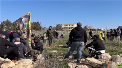 لبنانيون يحاولون العودة إلى بلداتهم رغم وجود جيش الاحتلال الإسرائيلي فيها 