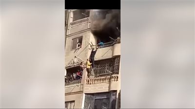 لحظات مرعبة، شاب يتسلق 7 طوابق لإنقاذ 3 أطفال في حريق شقة بفيصل (فيديو)