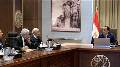  تفاصيل لقاء مدبولي وأعضاء لجنة الشئون السياسية