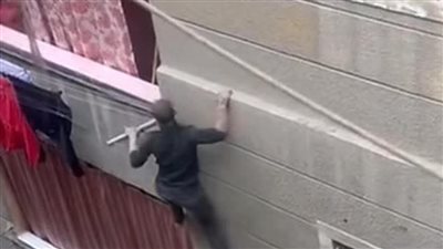 علي طريقة سبايدر مان، لص يتسلق عقار في شبرا الخيمة هربا من الأهالي