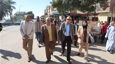محافظ المنيا يتفقد مواقع أعمال رصف وتمهيد طرق بديرمواس