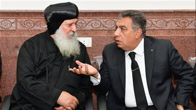 محافظ الدقهلية يقدم واجب العزاء إلى الأنبا ماركوس في وفاة والده