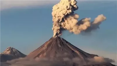 مقطع مرعب، لحظة انفجار بركان في أندونيسيا يثير المخاوف (فيديو)