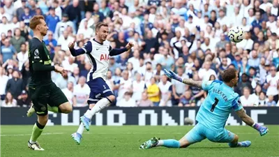 الدوري الإنجليزي، توتنهام يتقدم على برينتفورد بهدف عكسي في الشوط الأول