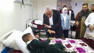 محافظ شمال سيناء يزور الجرحي الفلسطينيين في مستشفيي الشيخ زويد والعريش
