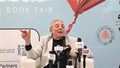 محمود حميدة يختتم ندوته بمعرض القاهرة للكتاب بقصائد لـ فؤاد حداد (فيديو)