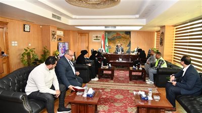 محافظ الفيوم يلتقي أسرة حارس حديقة الحيوان ضحية الأسد