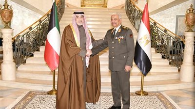 وزير الدفاع يلتقى النائب الأول لرئيس مجلس الوزراء الكويتي