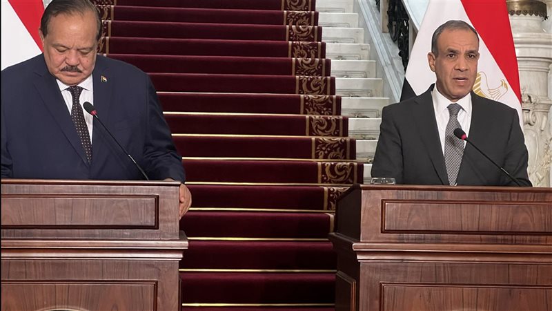 وزير الخارجية ونظيرة