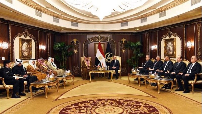 وزير الداخلية مع