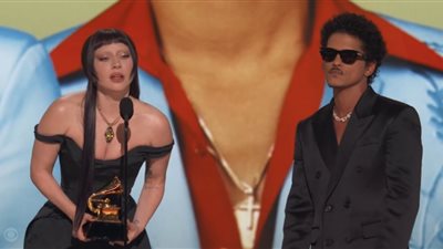 ليدي جاجا وبرونو مارس يفوزان بجائزة أفضل أداء ثنائي بوب في حفل جرامي