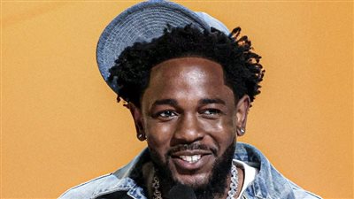 كندريك لامار يفوز بأغنية العام في حفل جرامي (فيديو)