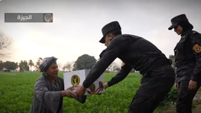 الأمن المركزي يواصل توزيع المساعدات على المواطنين بالمناطق الأولى بالرعاية 