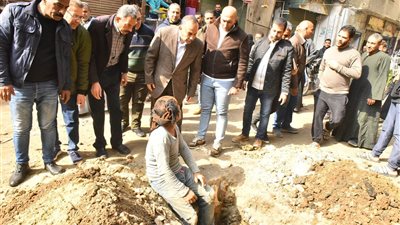 محافظ أسيوط يتفقد أعمال توسعة وتركيب بلاط الإنترلوك بشوارع منفلوط (صور )