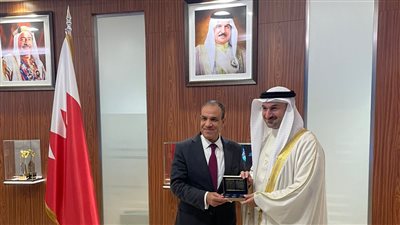 وزير الخارجية يلتقي وزير الصناعة والتجارة البحريني في المنامة