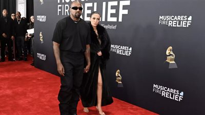 أول تعليق من كانييه ويست على ظهور زوجته عارية في حفل جرامي