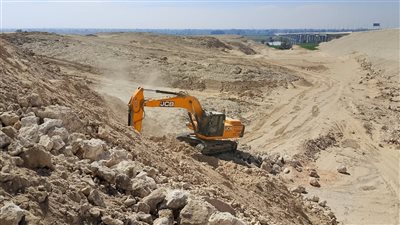 استمرار أعمال التجهيز لرصف طريق دير القصير لربط قرى القوصية وديروط بأسيوط (صور)