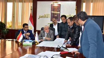 محافظ الأقصر يعقد اجتماعا لمتابعة أعمال تطوير منطقة حوض 18 