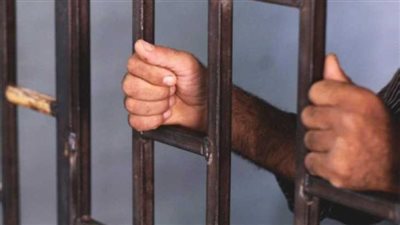 حبس عاطل هارب من السجن المؤبد وبحوزته بندقية آلية بالتجمع