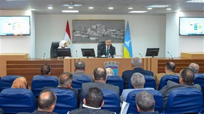 محافظ الإسكندرية يعقد اجتماعًا مع مستأجري الشواطئ لوضع خطة صيف 2025
