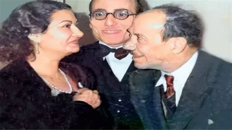 صورة تجمع بين احمد