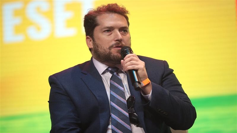 الصحفي دارين بيتي