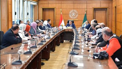 محافظ الدقهلية يعقد اجتماعا تنسيقيا لإطلاق قافلة إغاثة عاجلة لغزة