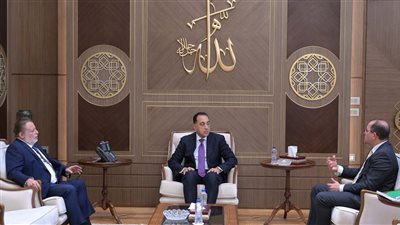 رئيس الوزراء يجتمع مع محافظ البنك المركزي ووزير المالية لاستعراض عدد من الملفات المهمة
