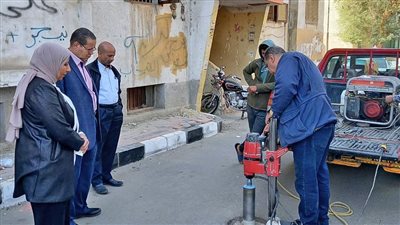 محافظ سوهاج يشكل لجنة لفحص جودة أعمال الرصف بعد رصد مخالفات في التنفيذ