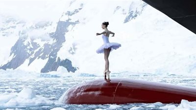 راقصة باليه تثير الجدل بأدائها في المياه الجليدية، ما القصة؟ (فيديو)