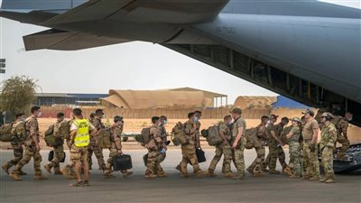 فرنسا تبدأ في سحب قواتها من السنغال وتتعهد بالمغادرة الكاملة في هذا الوقت