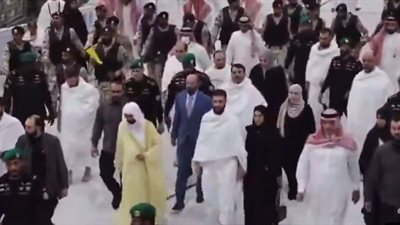 أول ظهور علني لـ لطيفة الدروبي زوجة أحمد الشرع داخل الكعبة (فيديو)