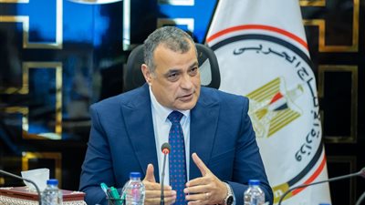 وزير الإنتاج الحربي يكشف عن أحدث مدرعة 