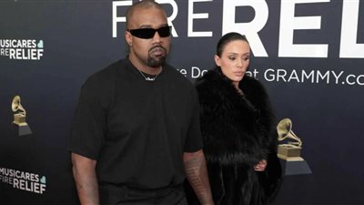 مجبرة، خبيرة لغة جسد تكشف موقف زوجة كانييه ويست من التعري في حفل جرامي