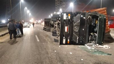 إصابة سائق ومرافقه في انقلاب سيارة نقل بالطريق الزراعي بالقليوبية 