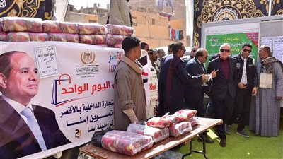 محافظ الأقصر يتفقد سوق اليوم الواحد بقرية الدقيرة (صور)