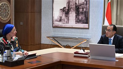 مدبولي يُتابع مع وزيرة البيئة عددًا من ملفات العمل