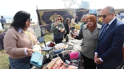محافظ المنيا يفتتح معرض “أيادي مصر” للحرف اليدوية