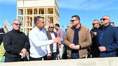 وزير الإسكان يتفقد مشروعات الطرق والوحدات وأعمال البحيرات بـ 