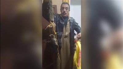 آكل للحوم وعزلوه عن المواطنين، لحظة العثور على تمساح بترعة أبو الأخضر بالشرقية (فيديو)