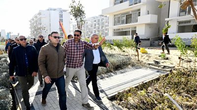 وزير الإسكان خلال تفقده لـ