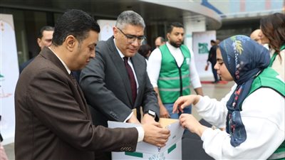 محافظ الجيزة يشارك في تعبئة كراتين حملة 