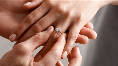عروس تفسد مفاجأة عرض الزواج بسبب الخاتم، ما القصة؟
