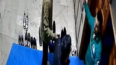 ملاكم تركي شهير يعتدي بوحشية على عامل نظافة في المسجد (فيديو)