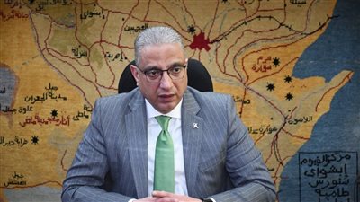 محافظ الفيوم يناقش الإجراءات المتعلقة بمسار القطار الكهربائي في نطاق المحافظة