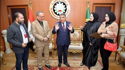 محافظ الدقهلية يكرم اثنين من أصحاب المخابز البلدية 