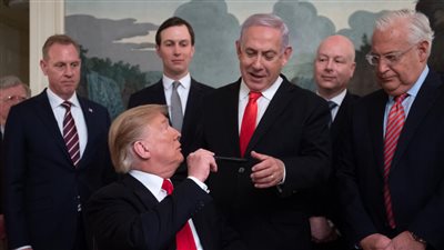إسرائيل تكشف عن هدية نتنياهو لترامب، والرئيس الأمريكي يصفها بـ
